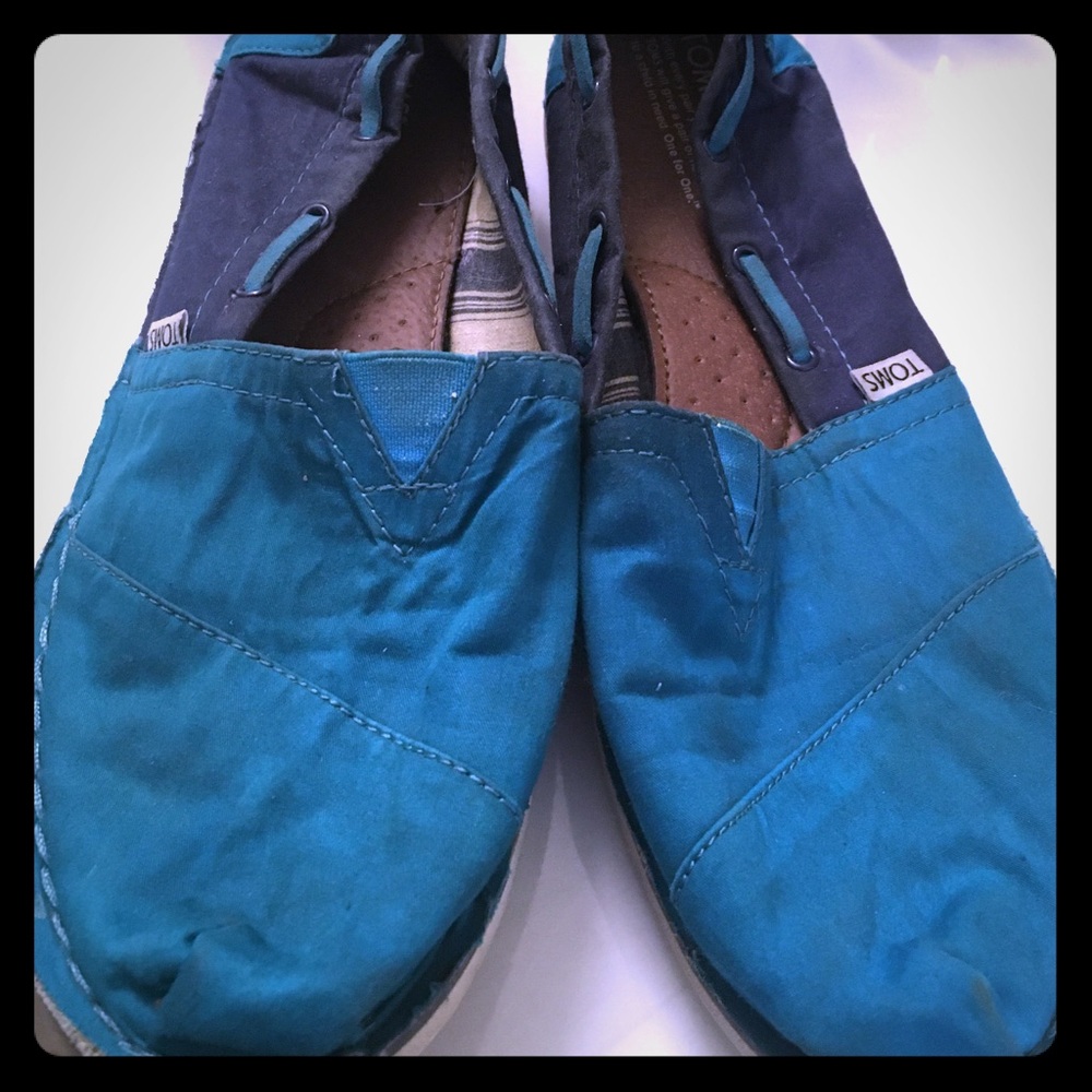 Women’s size 12 wide two tone blue slip on Tom’s